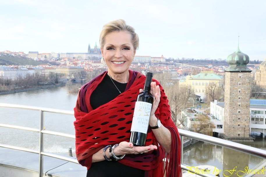 Helena Vondráčková si vybrala víno z Vinařství Na Soutoku
