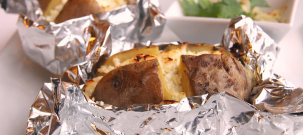 Brambory pečené v alobalu, doplněné kozím sýrem a domácím tvarohem