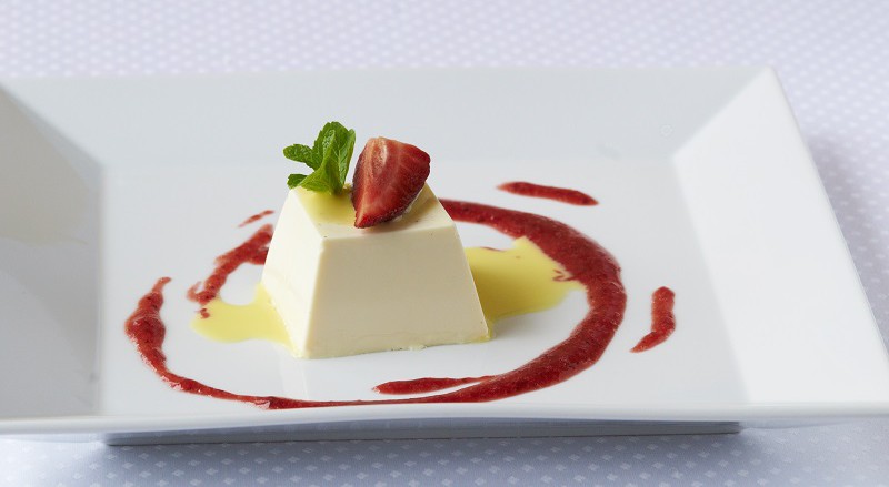 Kávová panna cotta s přelivem z vaječného koňaku a doplněná jahodovým dipem